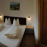 Gaestehaus Vier Jahreszeiten 아파트